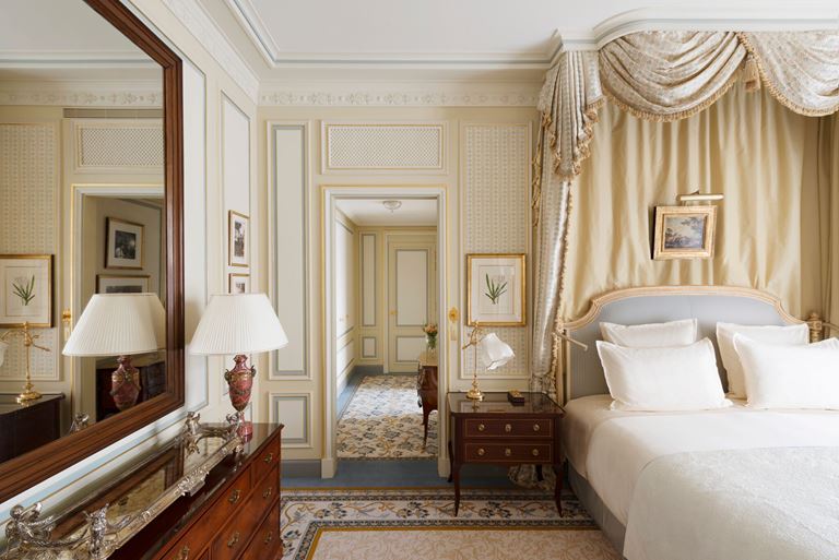 Отель Ritz Paris, Франция - новый номер suite - Suite Ernest Hemingway - интерьер с кроватью и зеркалом 