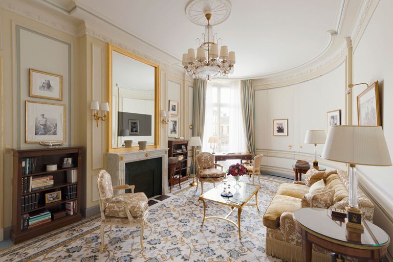 Отель Ritz Paris, Франция - новый номер suite - Suite Ernest Hemingway - интерьер гостиной 