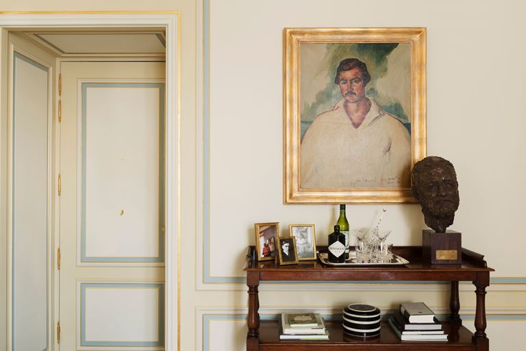 Отель Ritz Paris, Франция - новый номер suite - Suite Ernest Hemingway с картиной на стене 