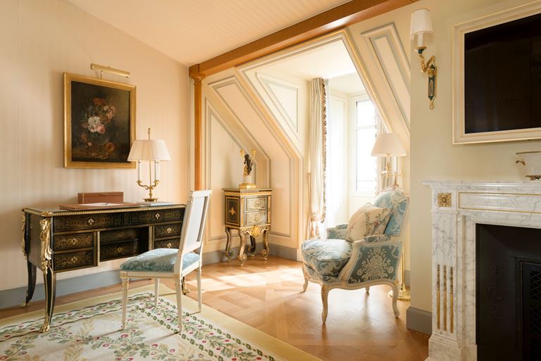 Отель Ritz Paris, Франция - новый номер suite - L'Appartement Ritz - гостиная с комодом и креслами 