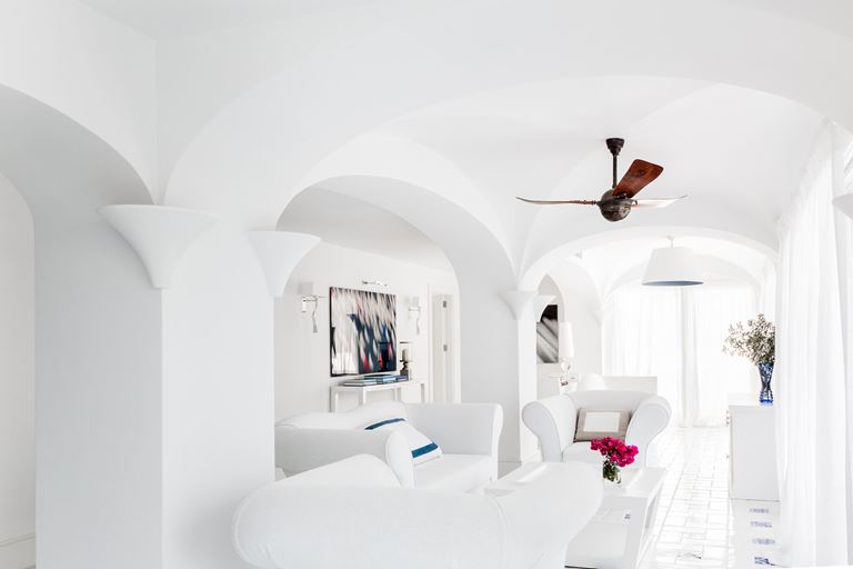 Il Riccio Beach House, Турция, Бодрум - белоснежный дизайн интерьера номера 
