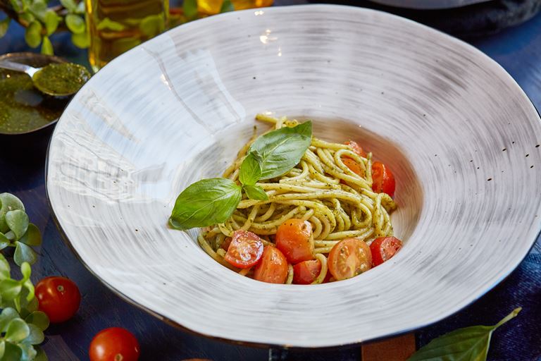 Новое меню в LITTLE GARDEN kitchen & bar - спагетти с песто, помидорами черри и базиликом