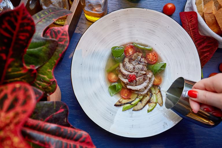 Новое меню в LITTLE GARDEN kitchen & bar - суп на говяжьем бульоне с мраморной говядиной и овощами
