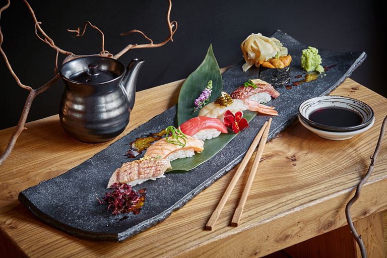 Сет суши в SHIBA: премиальные продукты из Японии, сусальное золото и черная икра в одном блюде 