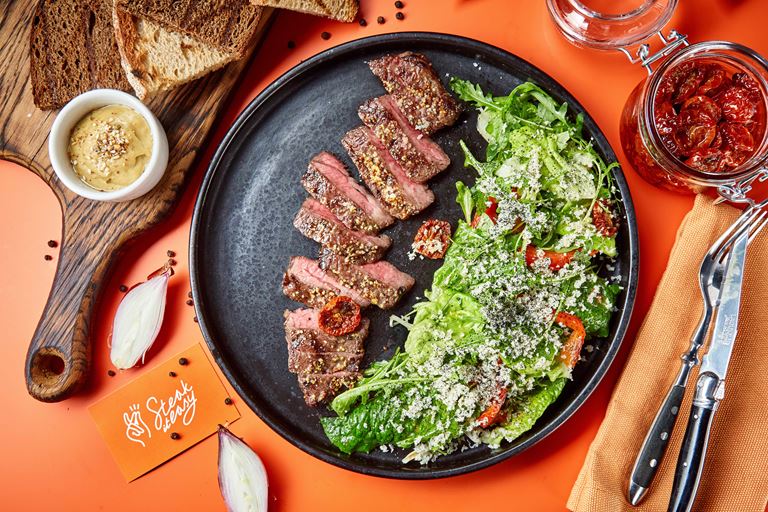 Новинки меню хоспер-баров Steak it Easy - Стейк-салат с зеленым миксом и свежим хреном 