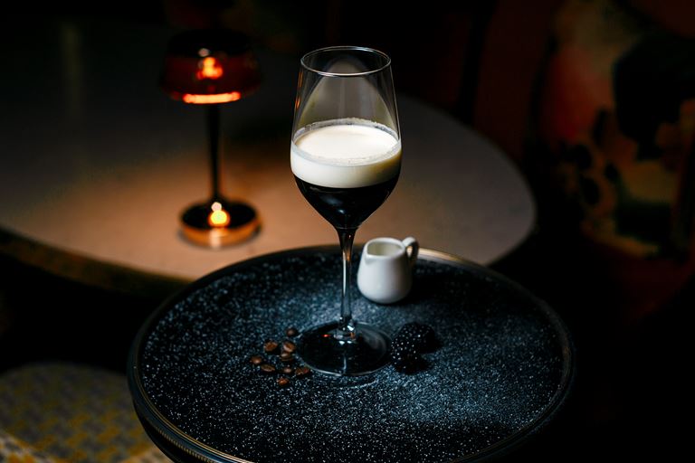 «Айриш кофе» на основе эспрессо, бурбона и ежевичного ликера