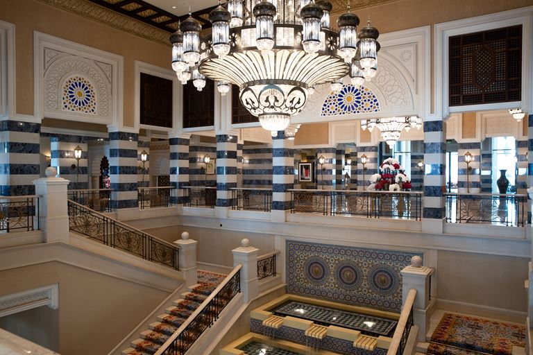 Отель-дворец Jumeirah Al Qasr - дизайн интерьера в традиционном арабском стиле