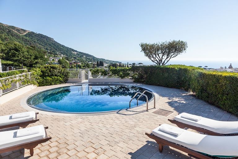 Оригинальные сьюты в отеле Capri Palace - фото - Presidential Paltrow с бассейном и террасой