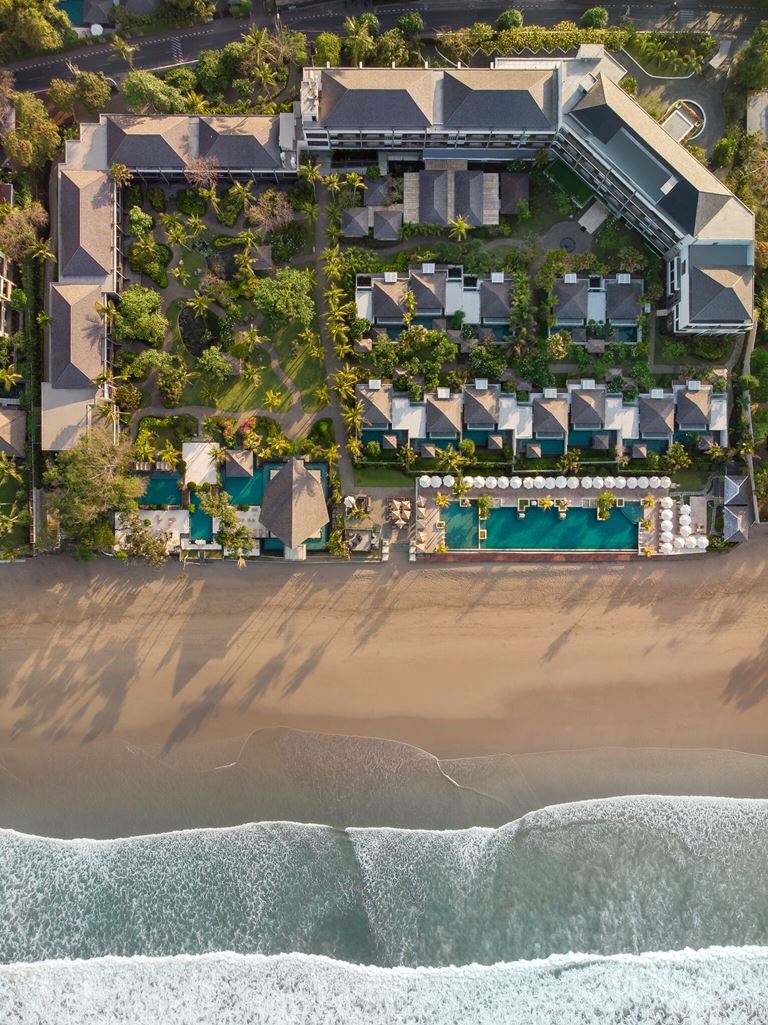 The Seminyak Beach Resort & Spa (Бали) предлагает частные виллы на берегу океана 