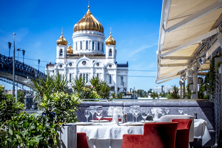Ресторан Pescatore приглашает на веранду с видом на Храм Христа Спасителя