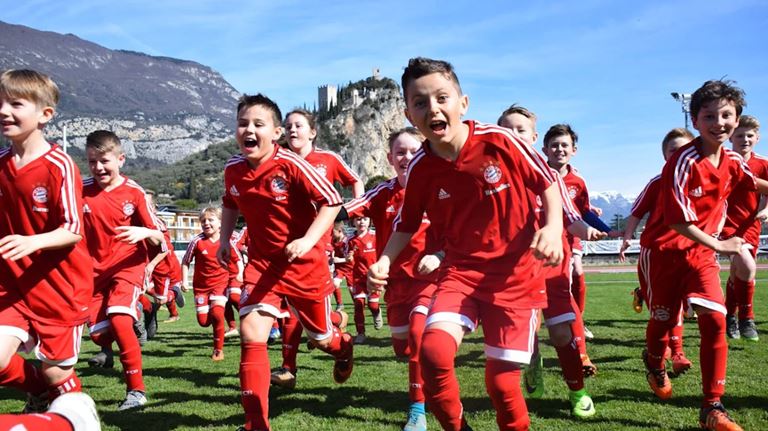 Costa Navarino и ФК «Бавария» Мюнхен открывают летний футбольный лагерь
