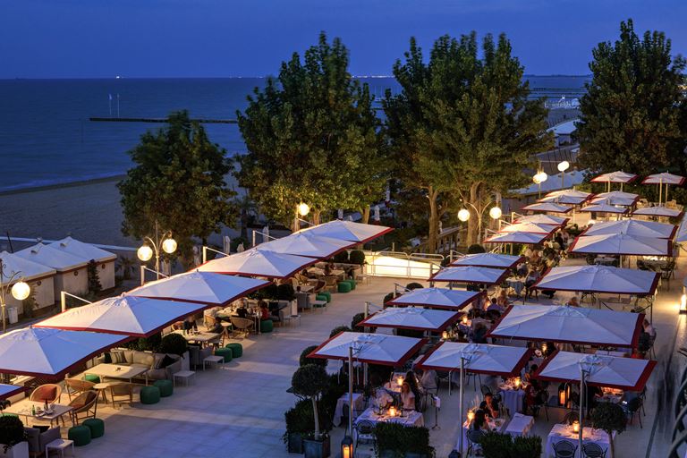 Hotel Excelsior Venice Lido Resort: новый летний ресторан Bistrot del Mare by Lionello Cera - терраса