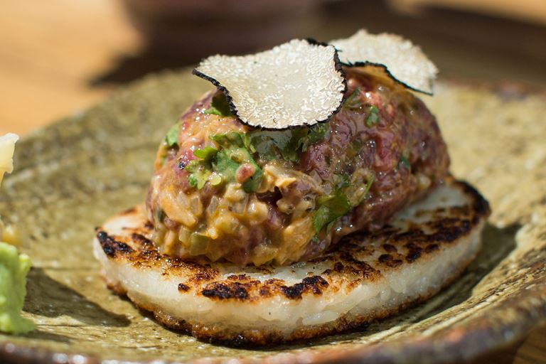 Тартар из говядины с хрустящим рисом и трюфелем от Magura Asian Bistro – рецепт 