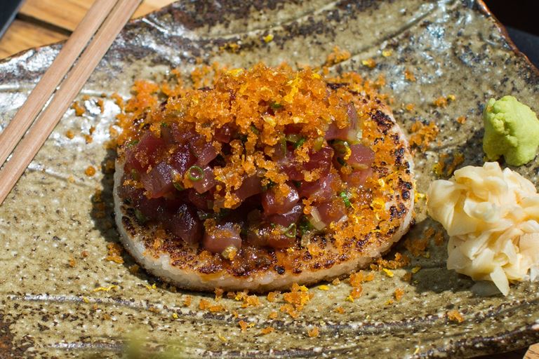 Тартар из тунца с хрустящим рисом и боттаргой от Magura Asian Bistro – рецепт 