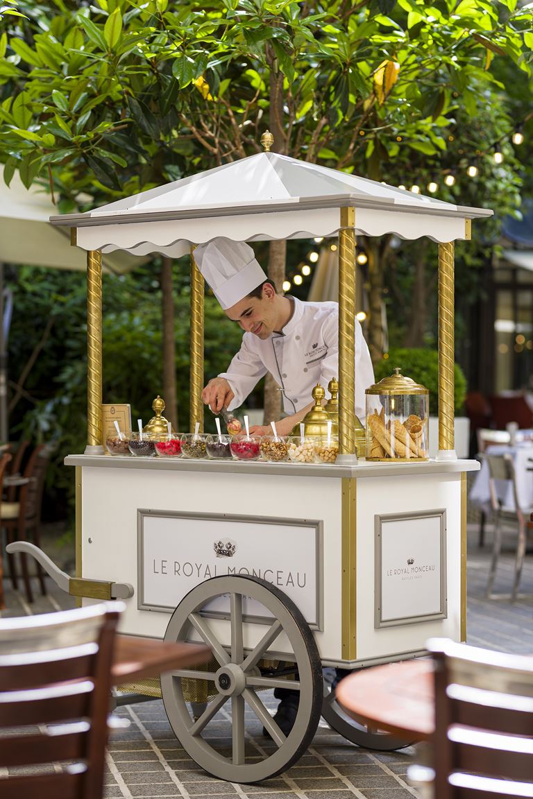 Летняя терраса в Париже от отеля Le Royal Monceau - Raffles Paris и Tanqueray - Мороженое от Pierre Hermé Paris 