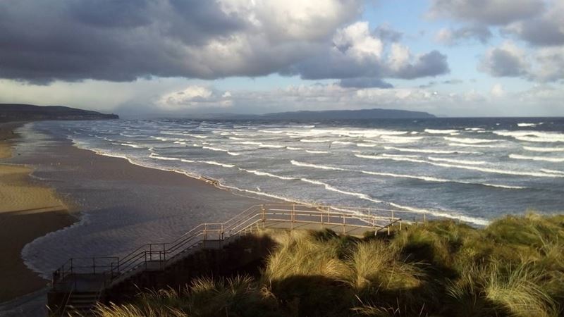 Топ-15 самых красивых пляжей Великобритании - Портстьюарт Стрэнд, графство Лондондерри (Северная Ирландия)