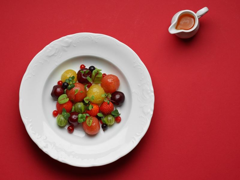 Рецепт летнего салата со сладкими томатами и ягодами от ресторана «Кококо»  