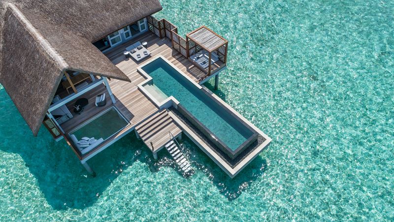 Водные виллы с бассейном от Four Seasons Resort Maldives at Landaa Giraavaru - фото 1
