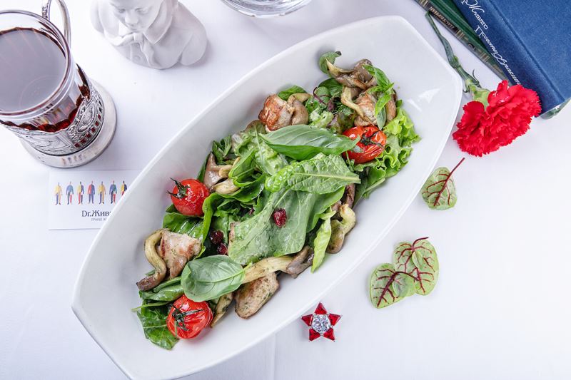 Рецепт зелёного салата с цесаркой и грибами от шеф-повара Гранд-Кафе «Dr. Живаго» Виктора Гримайло. 