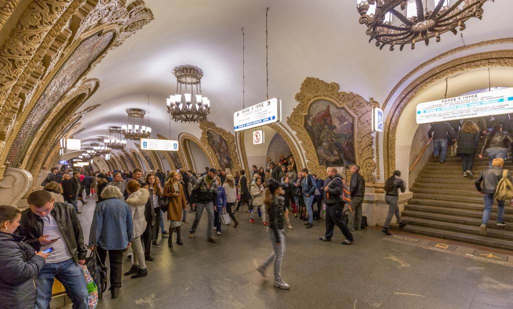 В День города москвичи и российские туристы смогут проехать на метро за 1 рубль