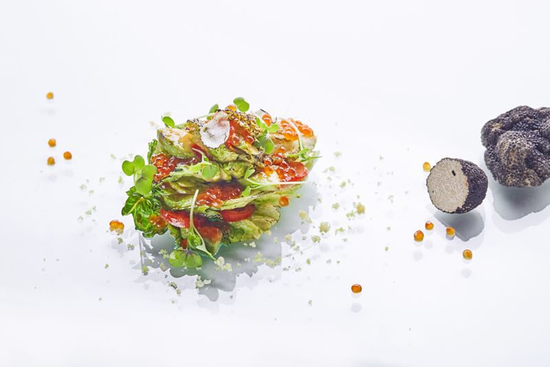 Обожженный салат романо с красной икрой и трюфелем от шеф-повара ресторана «Турандот» Дмитрия Еремеева