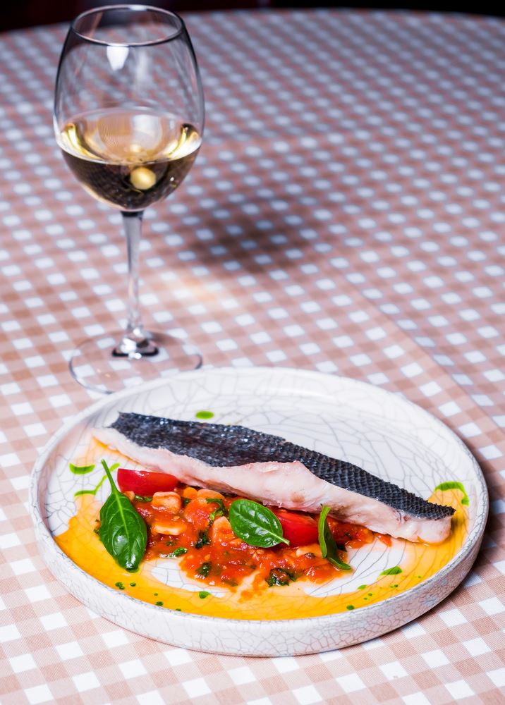  Рецепты с рыбой от шеф-поваров ресторанов - Филе сибаса на пару с рагу из пряных томатов