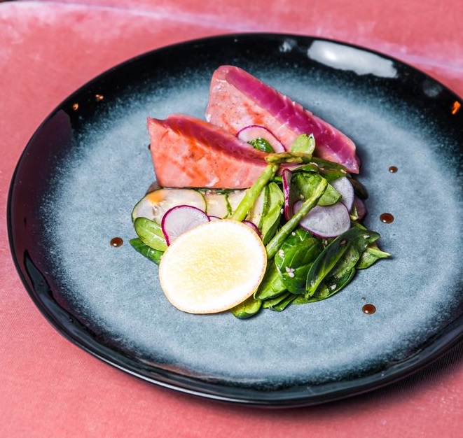  Рецепты с рыбой от шеф-поваров ресторанов - Стейк из тунца на гриле с лёгким салатом
