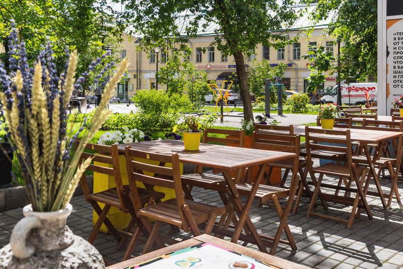 На Покровке открылась летняя веранда Saperavi Cafe