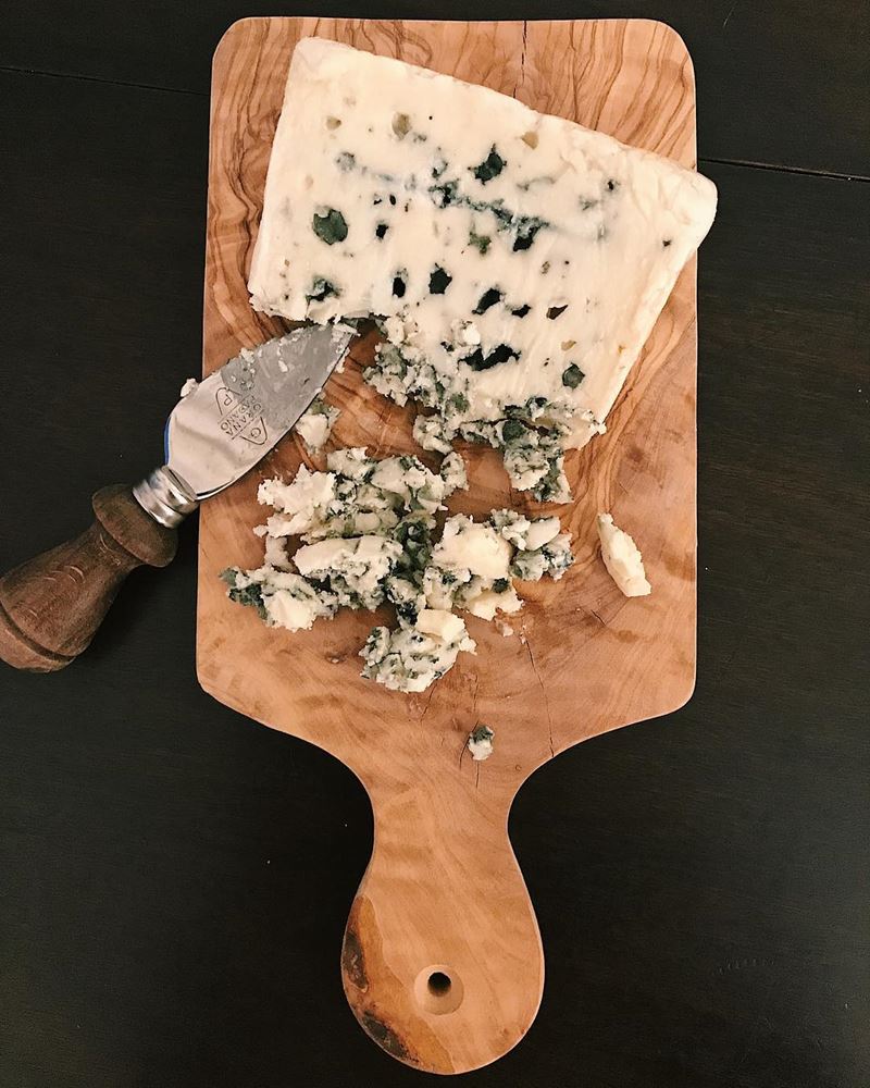 Сорта французского сыра - Рокфор, с голубой плесенью, соленый и маслянистый