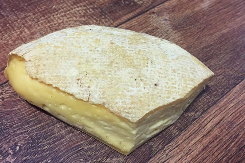 Сорта французского сыра - Мюнстер, мягкий с чистой плесневой корочкой