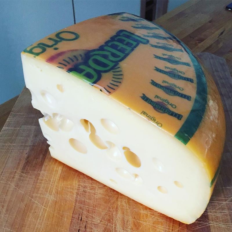 Сорта голландского сыра - Леердам - твердый, бледно-желтый, с крупными дырками