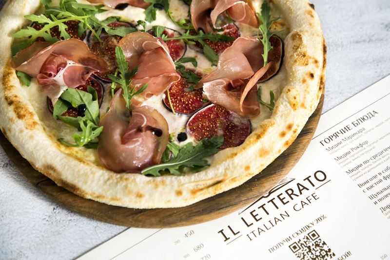Ресторан сети итальянских тратторий IL Letterato на Китай-городе в Москве - пицца с инжиром и пармой
