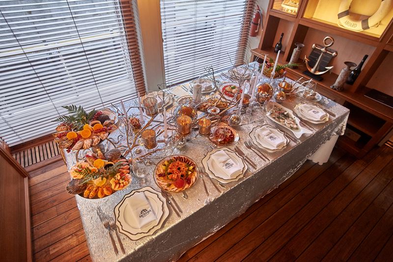 Новый год «под ключ»: Yacht Event организует праздничный стол со стильным декором у вас дома