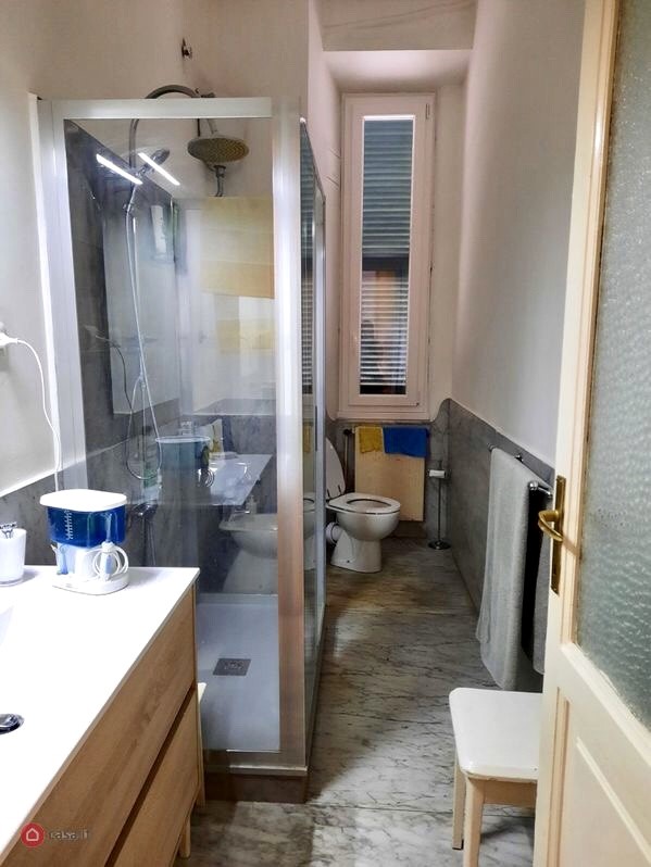 Интерьер квартиры в центре Рима 110 м² - Ванная комната с душевой кабиной и туалетом