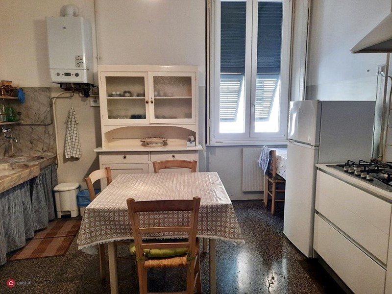 Интерьер квартиры в центре Рима 110 м² - Кухня со столом с клеёнкой