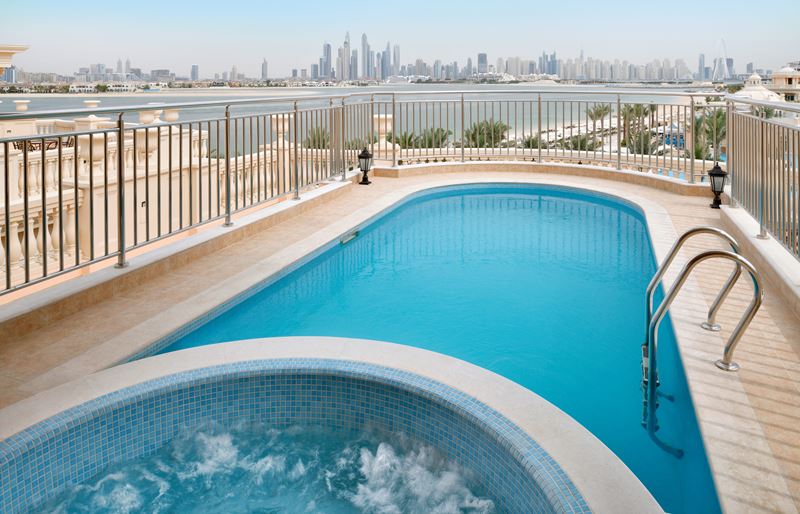 Виллы Raffles The Palm Dubai - бассейн на крыше