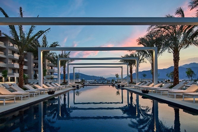 Архитектура и дизайн курортного отеля Regent Porto Montenegro - закат бассейны