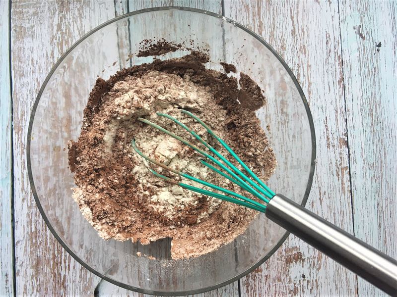 Шоколадно-банановый кекс - рецепт - сухие ингредиенты в миске