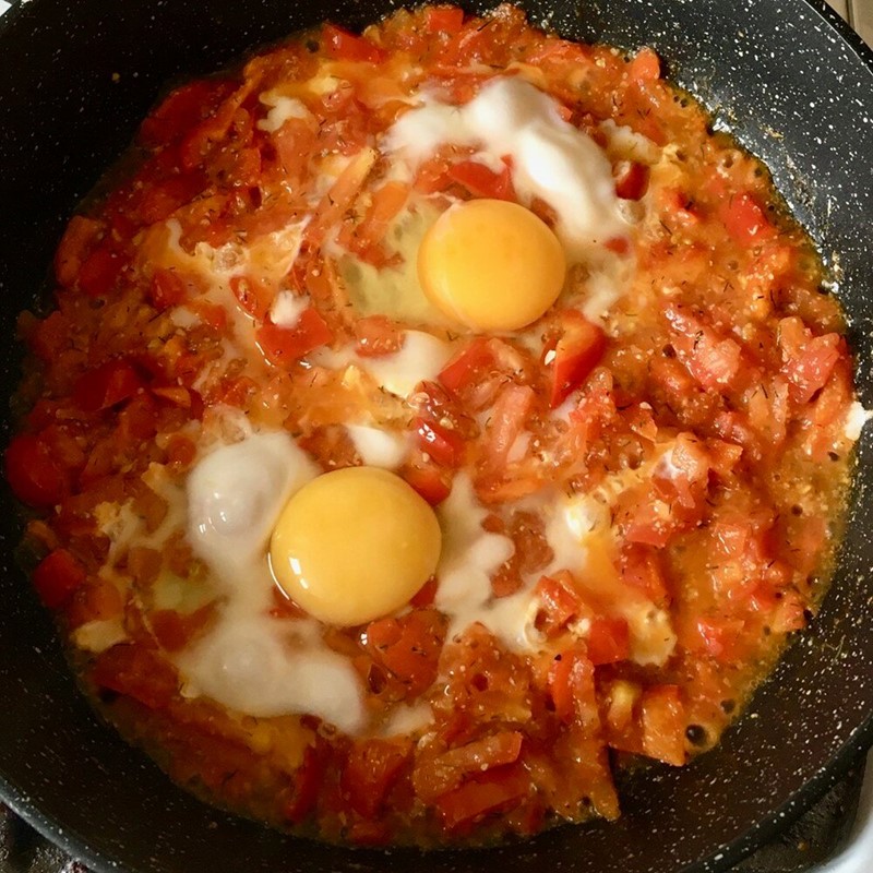 Как разнообразить яичницу - Яйца в овощной массе на сковороде