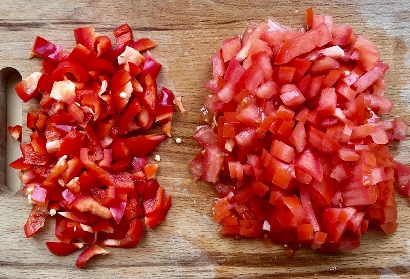 Как разнообразить яичницу - Перец и помидор