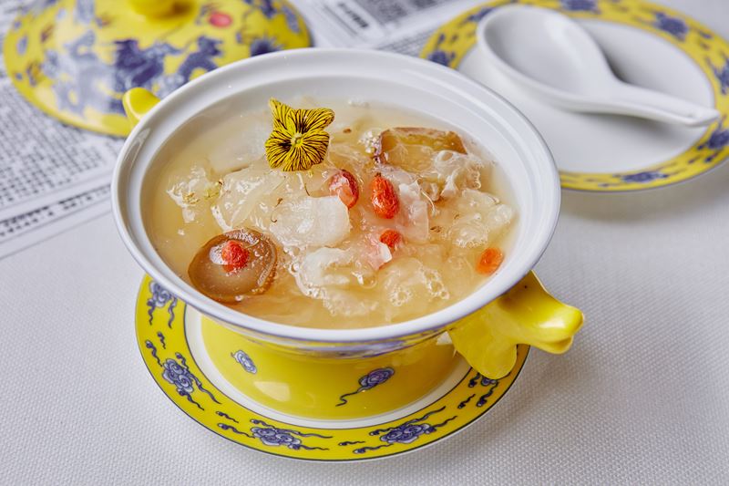 Блюда китайской кухни из меню от Ян Гэ - Суп из тремеллы, китайской груши, ягод годжи и китайских фиников