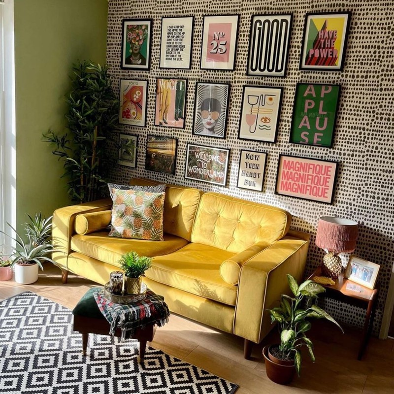 Жёлтый диван в интерьере - интерьер с принтами