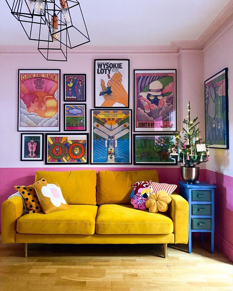 Жёлтый диван в интерьере - бархатный диван в розовом ретро-интерьере
