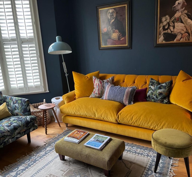 Жёлтый диван в интерьере - Тёмно-жёлтый диван у тёмно-синей стены