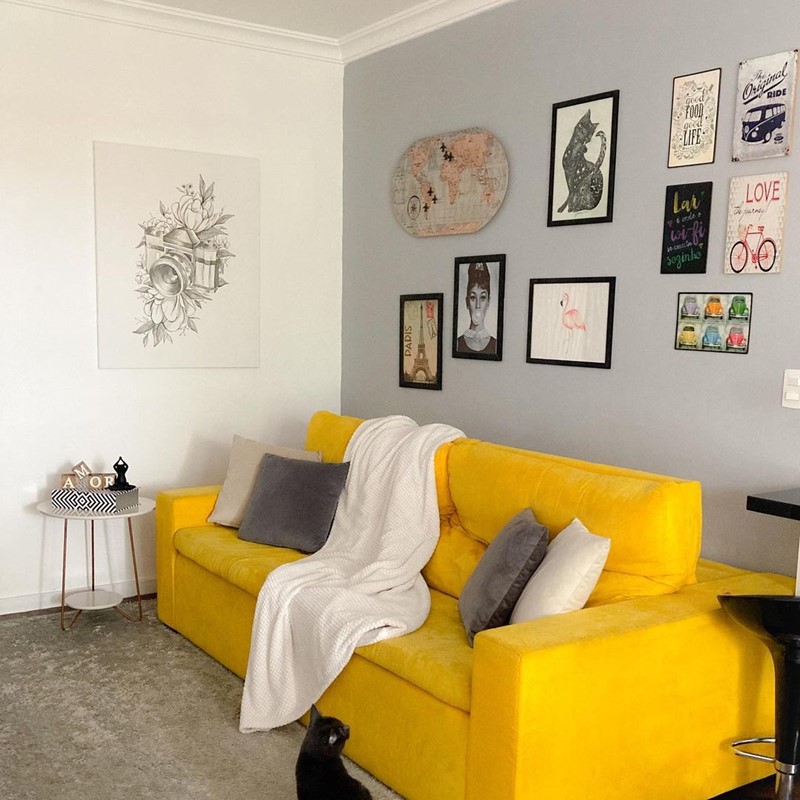 Жёлтый диван в интерьере - Интерьер в оттенках серого