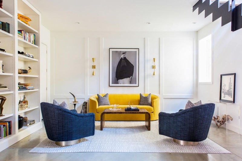 Жёлтый диван в интерьере - Скандинавский минимализм с жёлтой и синей мебелью