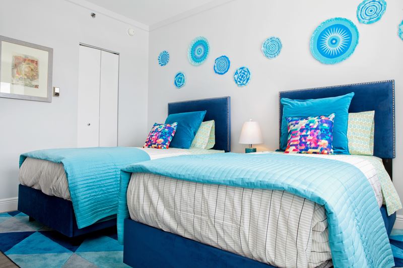 Яркие оттенки в интерьере - спальня с голубыми акцентами 