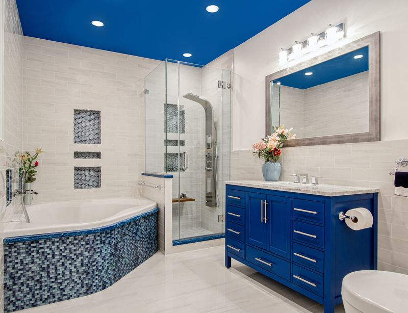 Яркие оттенки в интерьере - синий цвет в ванной