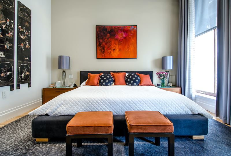 Яркие оттенки в интерьере - оранжевые акценты в спальне