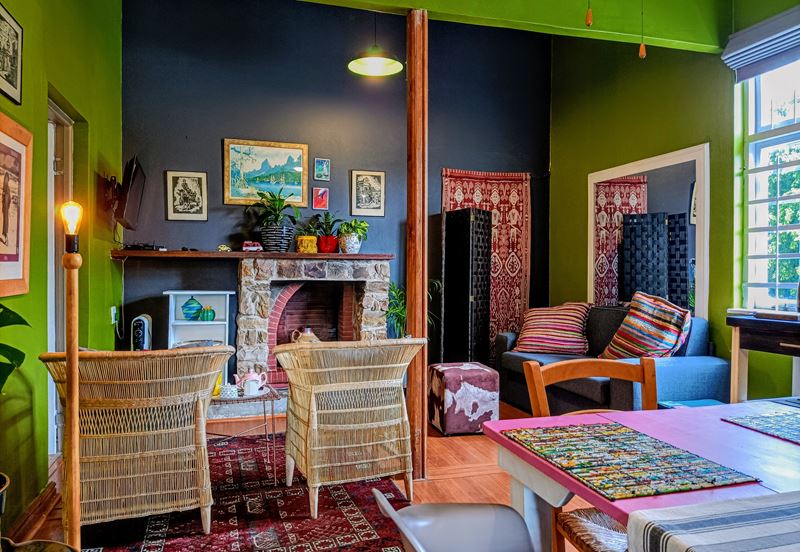 Яркие оттенки в интерьере - яркая комната в этническом стиле